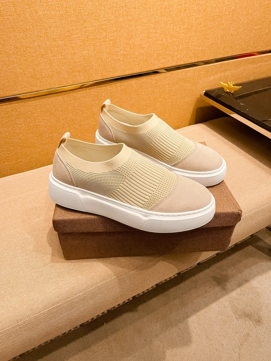 Men's shoes💰 400💰🔥【Dior】🔥Men's high-end brand of shoes official website 1:1 latest masterpiece: the upper is made of Italian imported first-layer cowhide with a comfortable and breathable lining➕original non-slip and wear-resistant outsole🔥, making walking more convenient and comfortable! An exclusive new model, a stunning work, a beautiful 1:1 replica [color] compared to the official quality! Create a fashionable personality to set off your uniqueness! A must-have for trendy men! Classic 🔥Size: 38-44 Color: 🔥 3⃣️colors available🔥